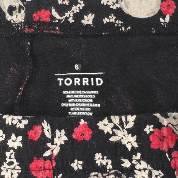 Torrid Black Skull & Floral Leggings, Full Length, Size 6 (6X) *READ* 95% Cotton - Picture 5 of 7